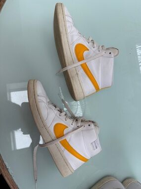 Nike White High-Top dunk se 8.5 Sneakers with yellow